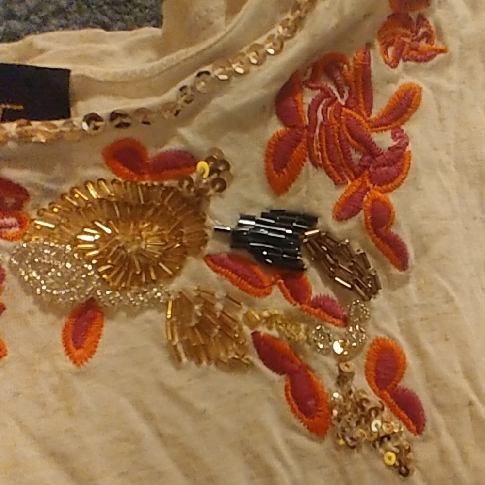 Gorgeous detail sleeveless top - Picture 2 of 3
